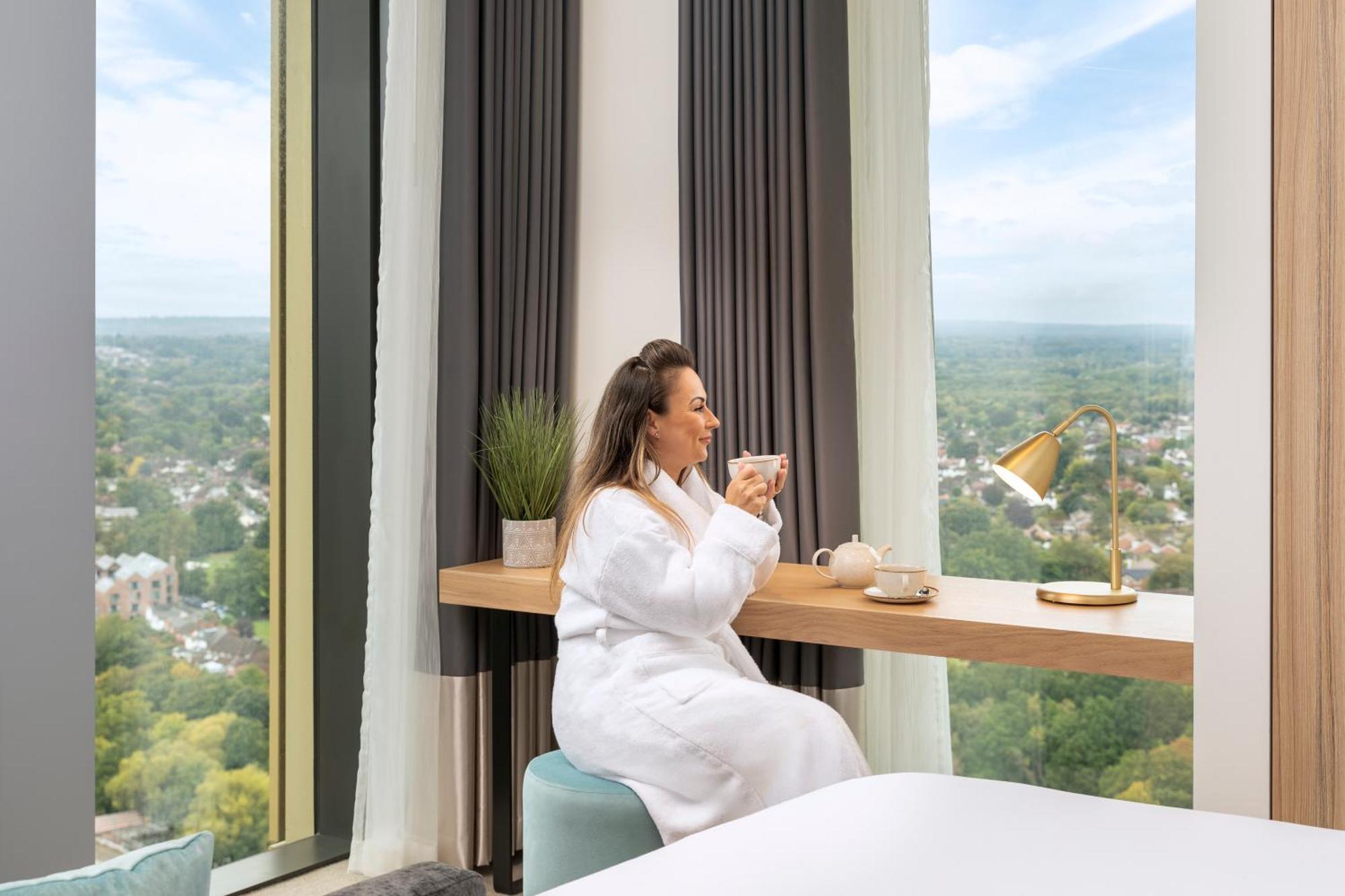 Hilton Woking Hotel Buitenkant foto