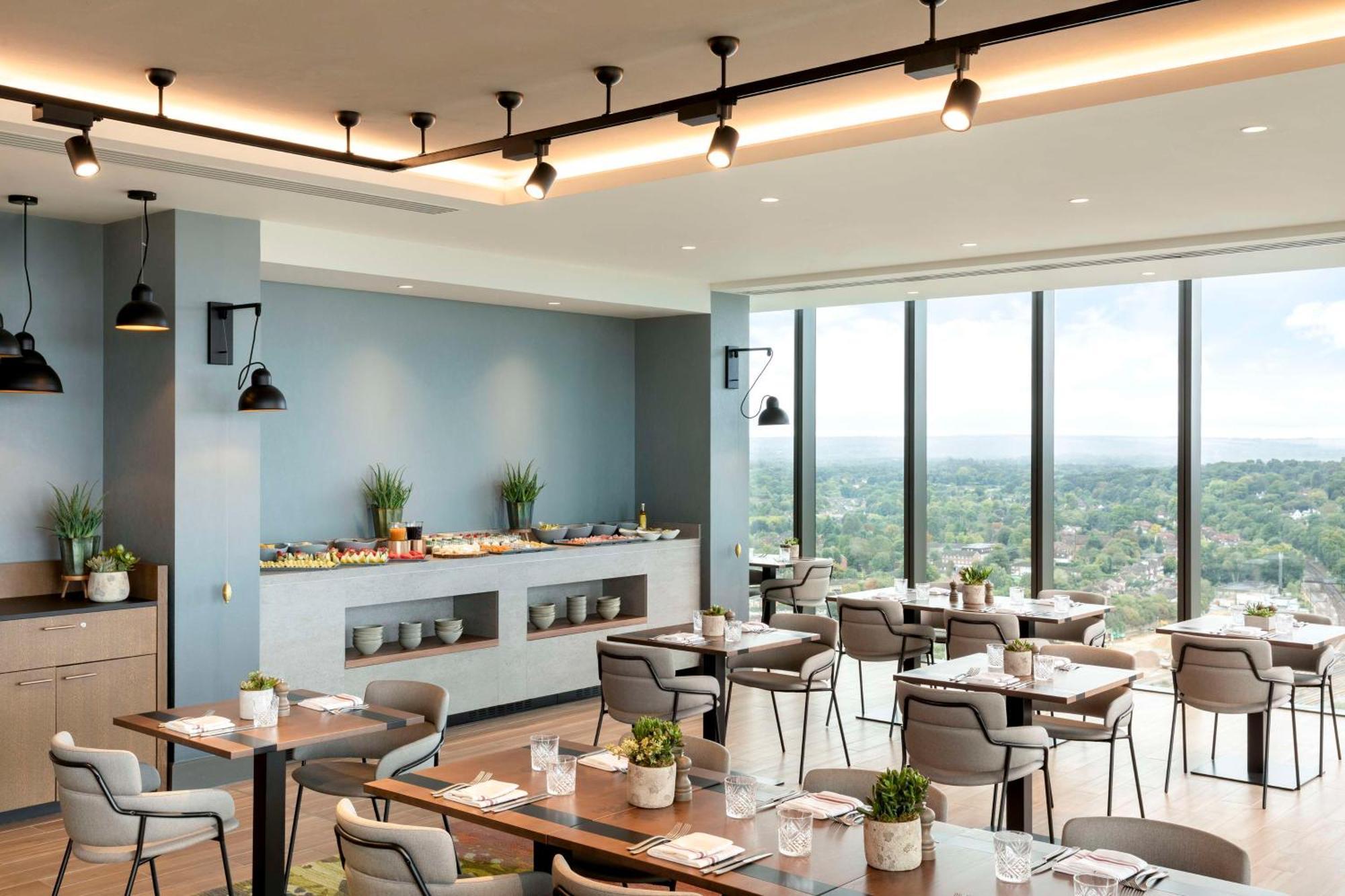 Hilton Woking Hotel Buitenkant foto