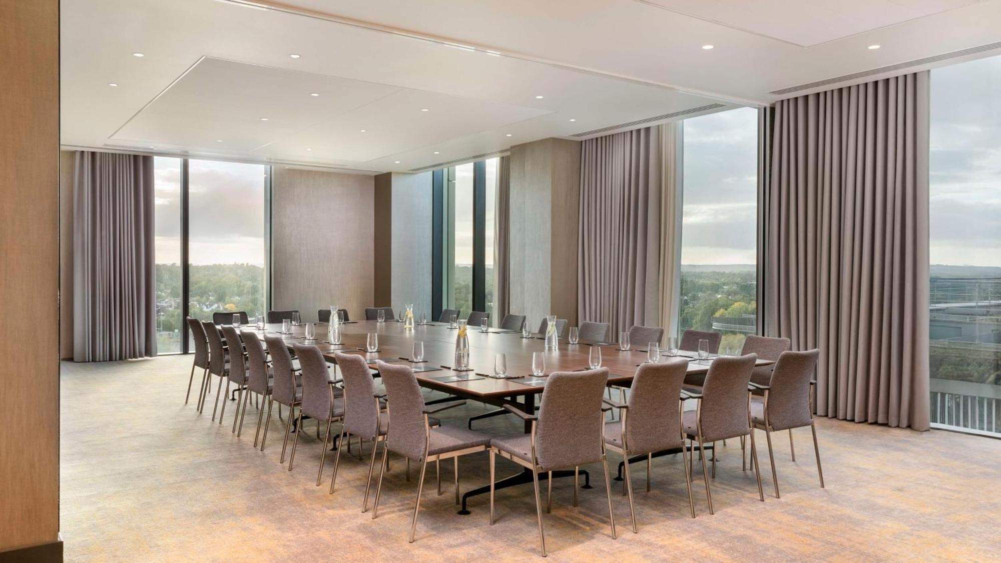 Hilton Woking Hotel Buitenkant foto