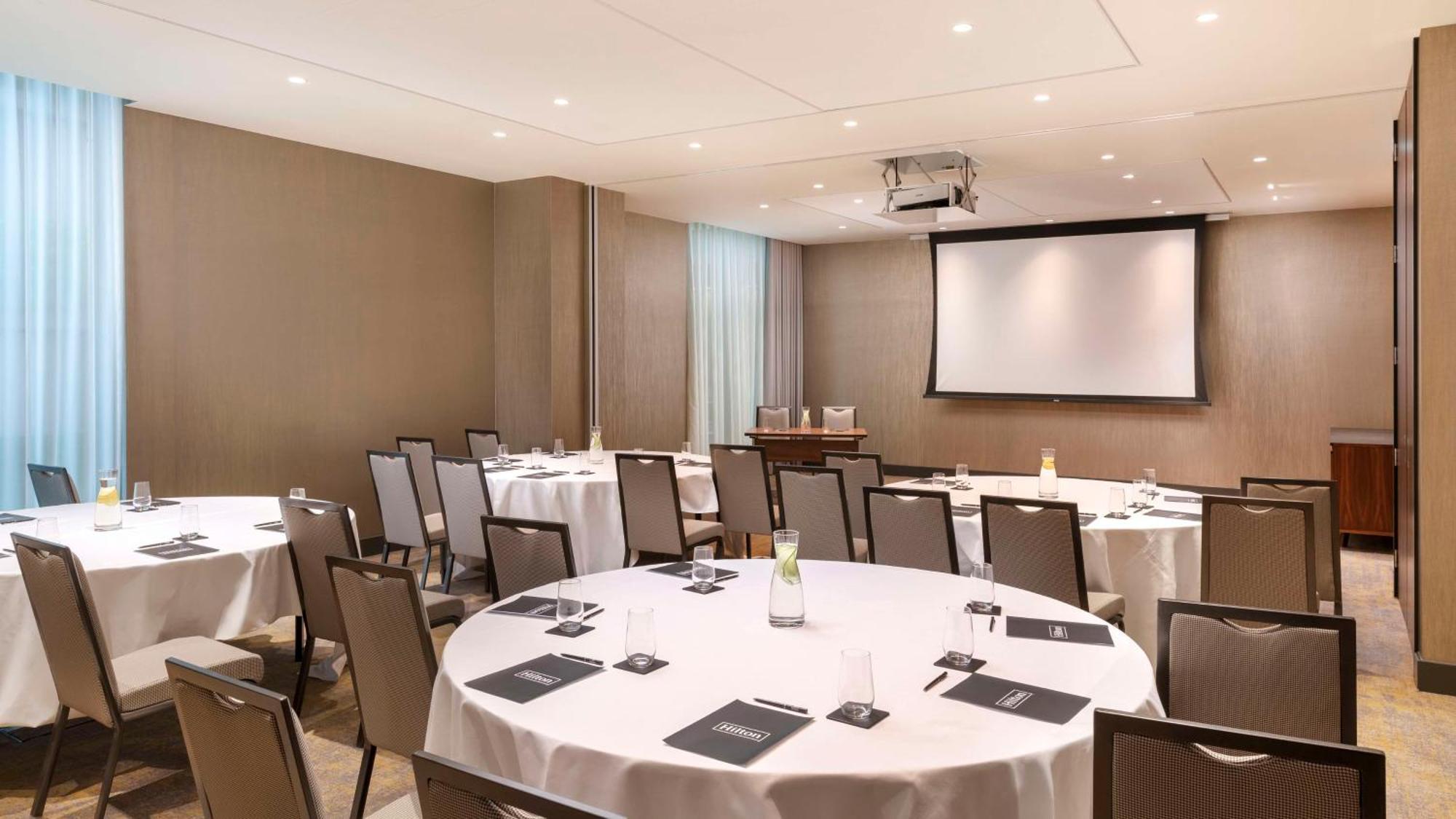 Hilton Woking Hotel Buitenkant foto