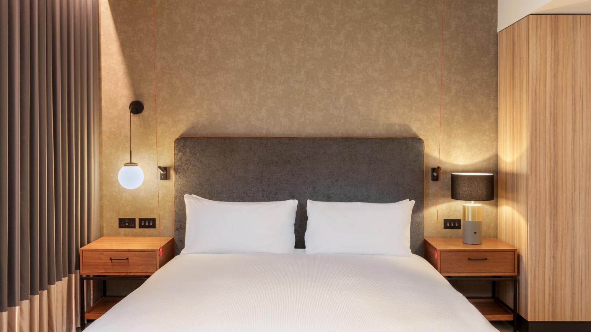 Hilton Woking Hotel Buitenkant foto