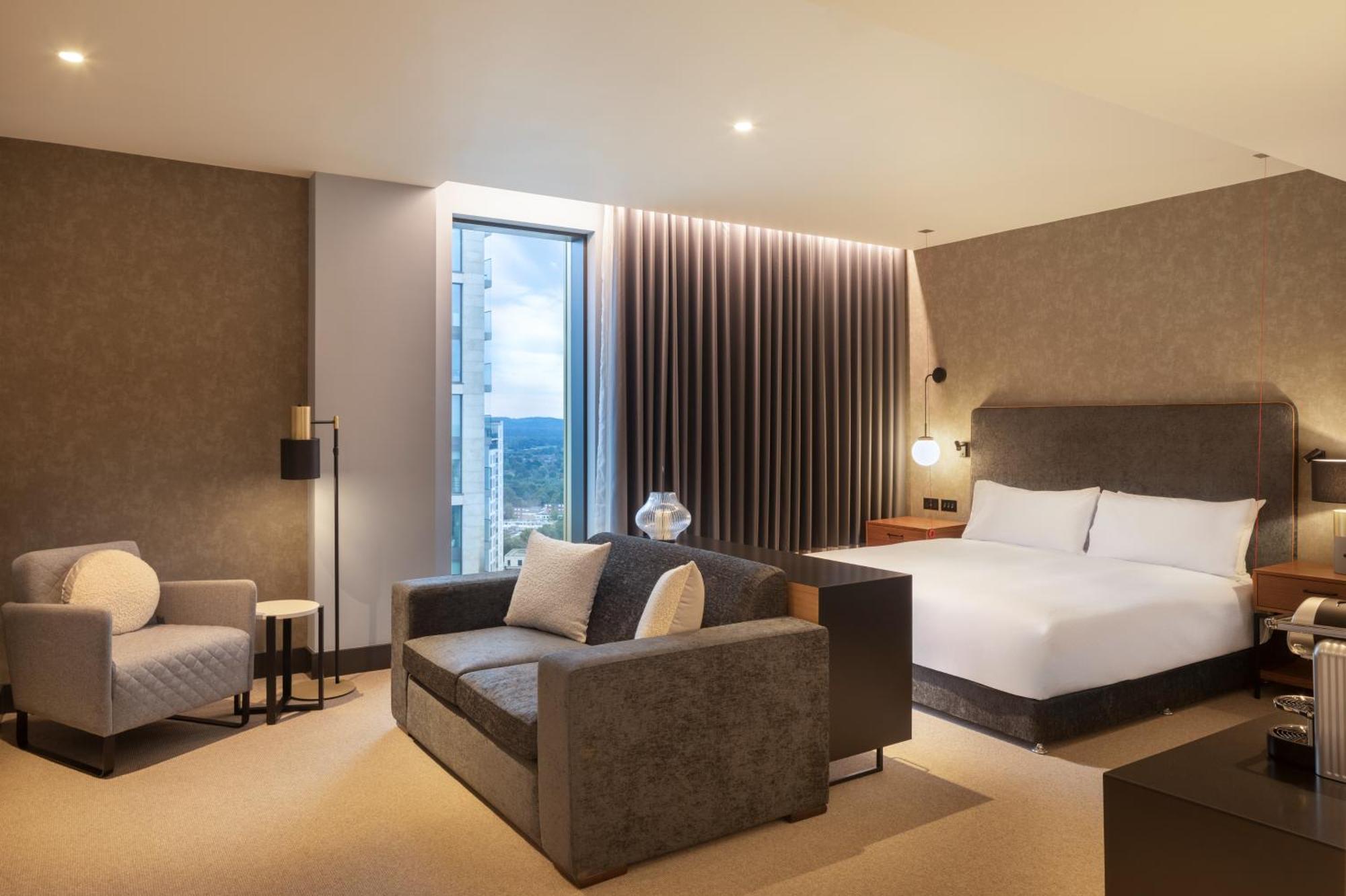 Hilton Woking Hotel Buitenkant foto
