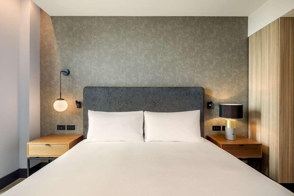 Hilton Woking Hotel Kamer foto