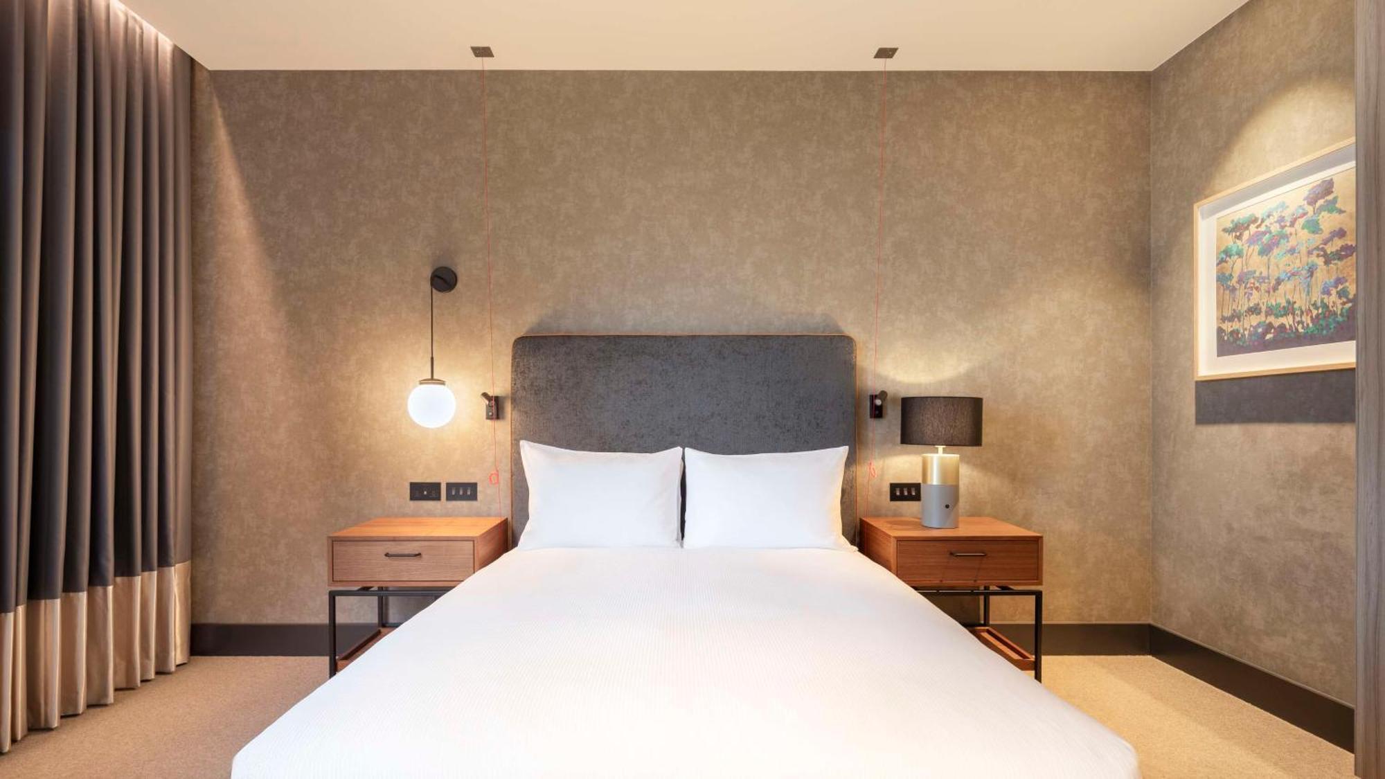 Hilton Woking Hotel Buitenkant foto