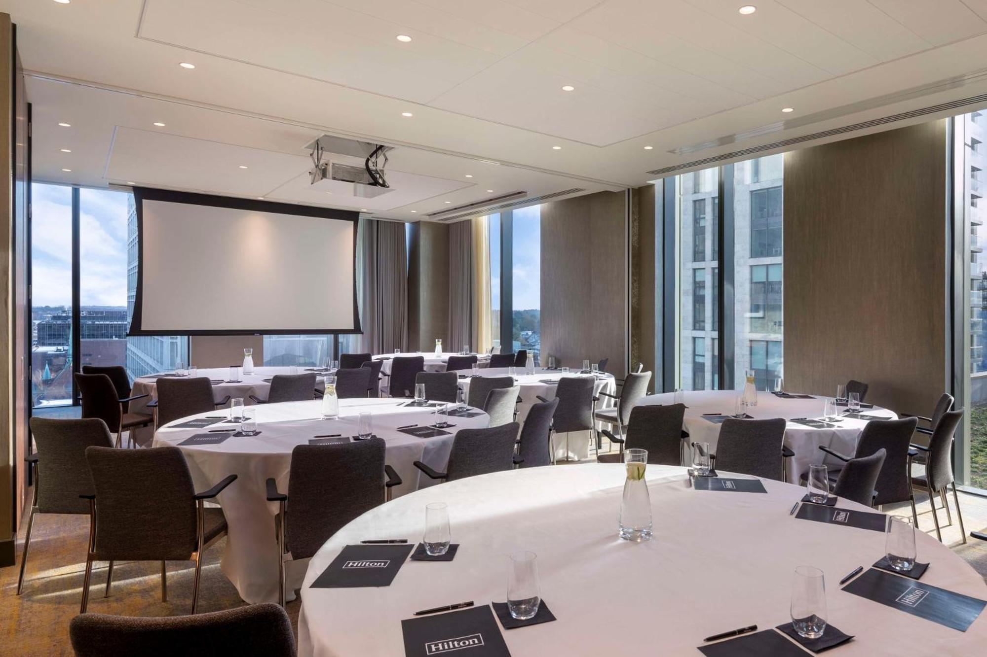 Hilton Woking Hotel Buitenkant foto