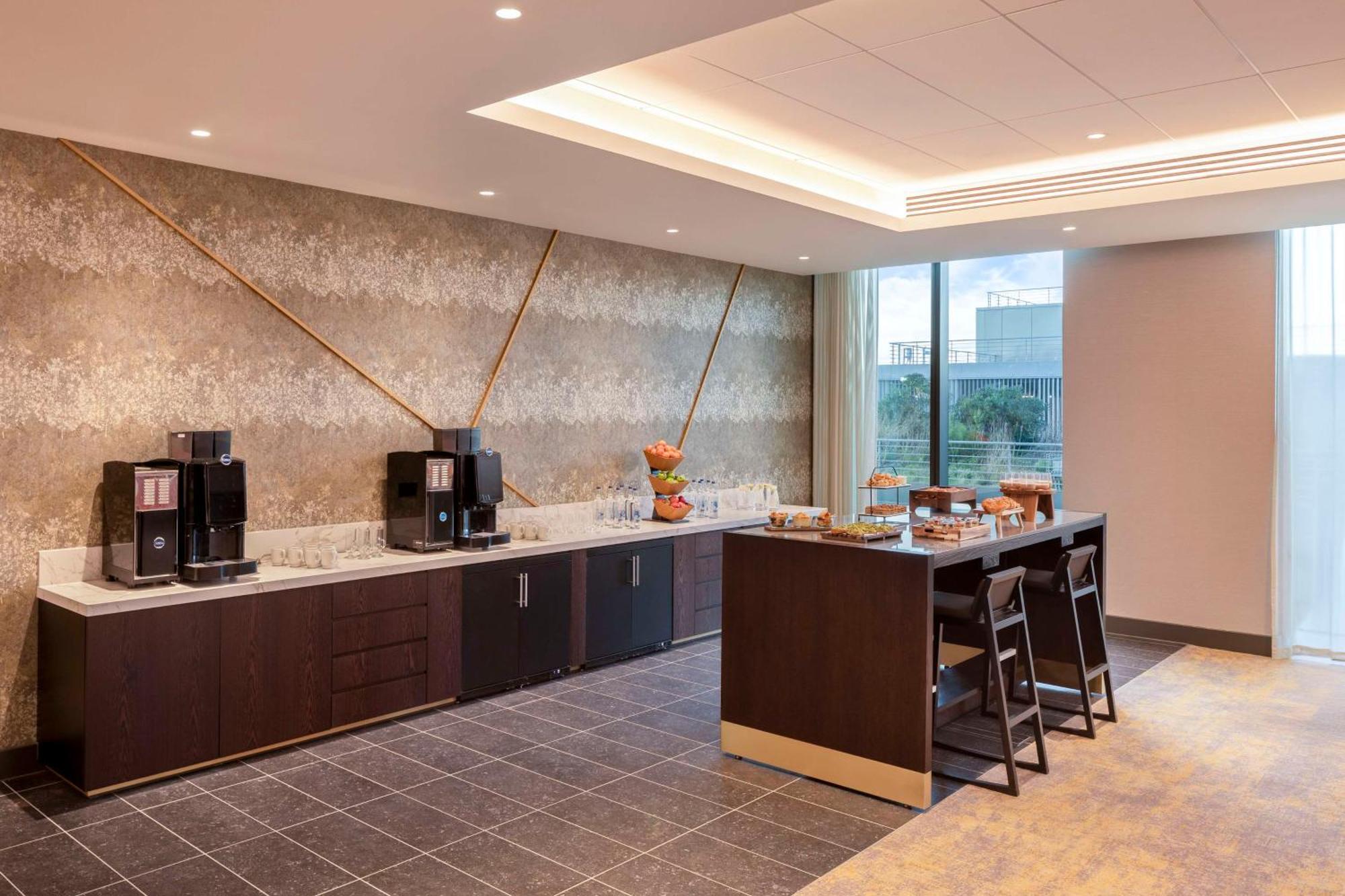 Hilton Woking Hotel Buitenkant foto